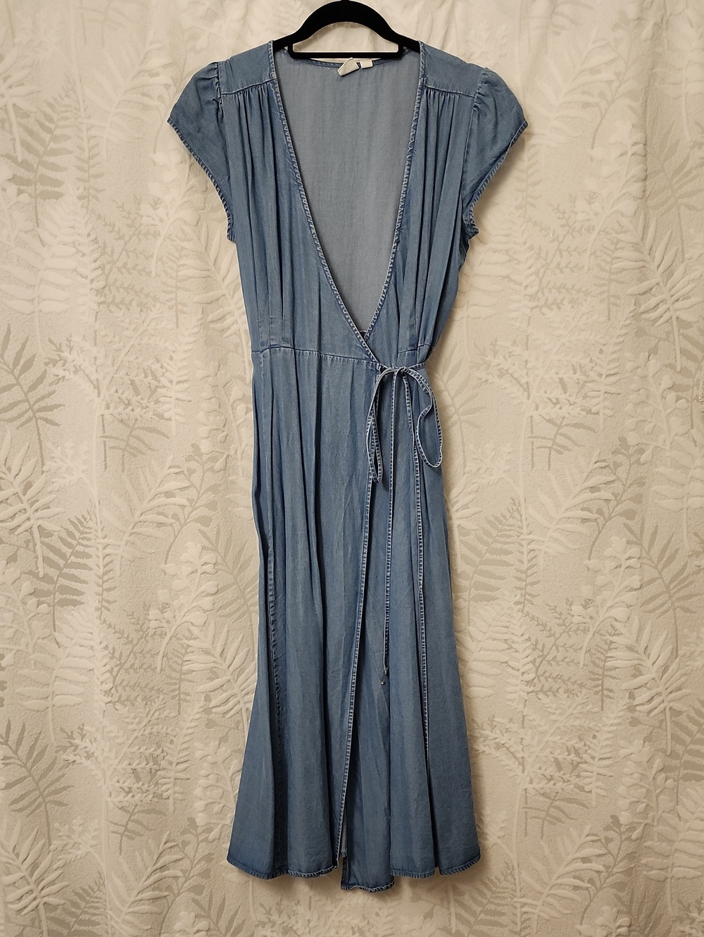 GAP Light Blue Chambray Wrap Maxi Dress with Cap Sleeves So Soft Comfy Medium.